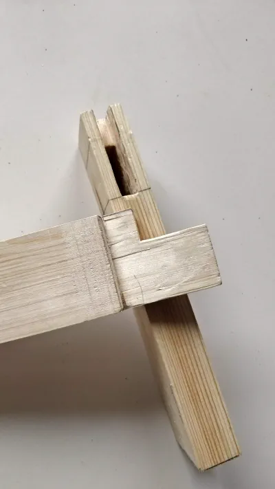 Encaix de caixa i espiga amb retaló