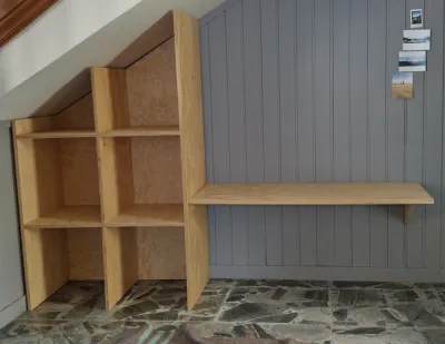 Moble de sota escala, estanteria i taula